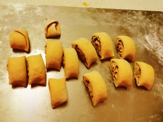 10、红糖花卷,切成小段