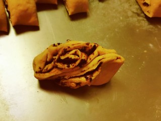 12、红糖花卷,拉住两端朝反方向拧一下