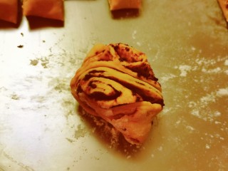 13、红糖花卷,两端相接  收口朝下