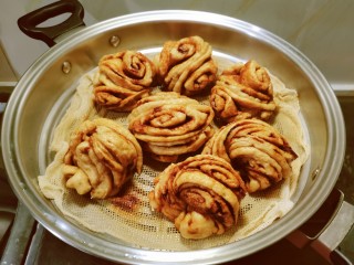 15、红糖花卷,凉水上锅，水开后蒸18分钟 焖2分钟。