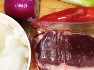 1、干炒牛河,准备好食材