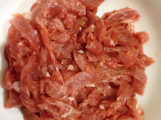 5、干炒牛河,拌匀腌制片刻