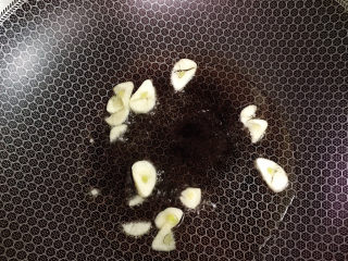 7、干炒牛河,热锅冷油，下蒜片爆香