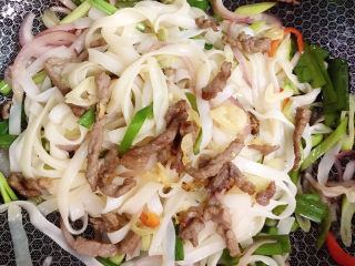 16、干炒牛河,放入牛肉