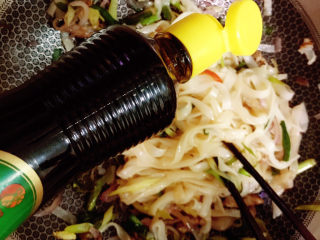 17、干炒牛河,放酱油，喜欢黑乎乎的可以放点老抽哈