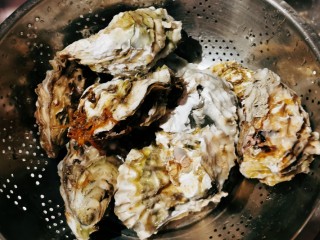 1、蚵仔煎,新鲜的生蚝 刷洗干净