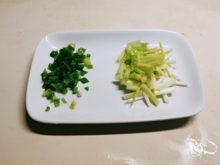 2、蚵仔煎,香葱一部分切小段 另一部分切小圈