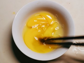 3、蚵仔煎,鸡蛋敲入碗中  打散备用