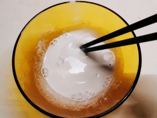 4、蚵仔煎,红薯淀粉 加入清水形成浓稠的水淀粉备用