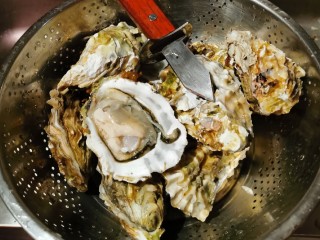 5、蚵仔煎,将生蚝的外壳撬开