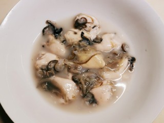 6、蚵仔煎,取出生蚝肉 放入碗中