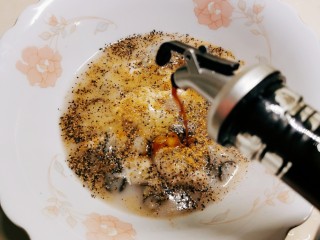 7、蚵仔煎,放入胡椒粉 十三香粉  盐和酱油 