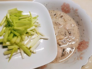 9、蚵仔煎,放入葱段部分