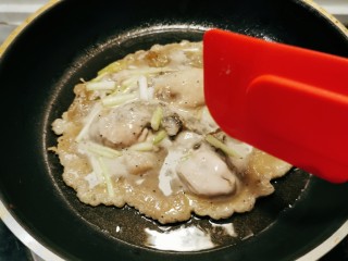 11、蚵仔煎,平底锅倒入食用油 加热  倒入调好的糊糊  用铲子摊平