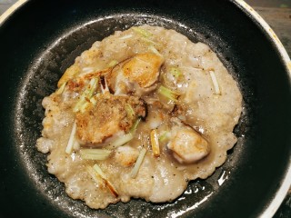 12、蚵仔煎,随着加热 红薯糊糊变色 煎制两面微微焦黄色