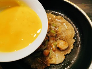 13、蚵仔煎,倒入鸡蛋液
