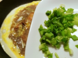 15、蚵仔煎,撒入葱圈部分 增香增色