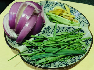 3、花蛤粉丝,准备辅料，洋葱洗净，切大块；