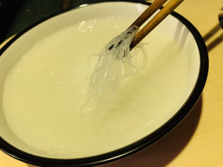 5、花蛤粉丝,用开水泡半小时，泡软就行；