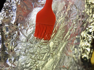 6、花蛤粉丝,取一个烤箱可以用的碗，铺上锡纸，刷上油；