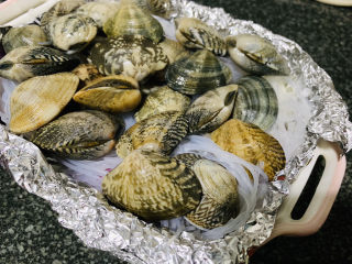 9、花蛤粉丝,铺上花蛤；