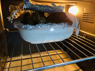 18、花蛤粉丝,烤一会，加上一层锡纸，避免花蛤太干，花蛤熟的时候会把锡纸撑起来；大概烤半小时；