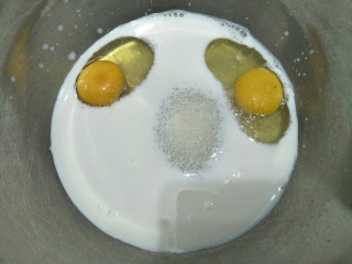 5、蓝莓酥粒蛋糕,放入牛奶，白糖。