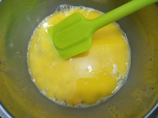 6、蓝莓酥粒蛋糕,搅拌到糖融化。