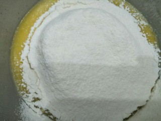 7、蓝莓酥粒蛋糕,筛子低粉和泡打粉搅拌到无干粉即可。