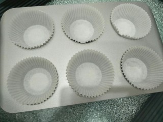 10、蓝莓酥粒蛋糕,蛋糕盘中放上纸杯。