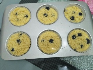 13、蓝莓酥粒蛋糕,铺上酥粒。