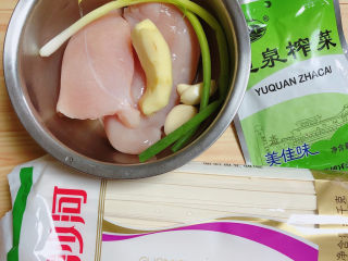1、臊子面,准备好鸡胸肉、榨菜、葱姜蒜、面条。