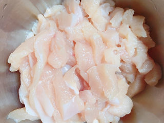 2、臊子面,鸡胸肉切成肉丝儿。