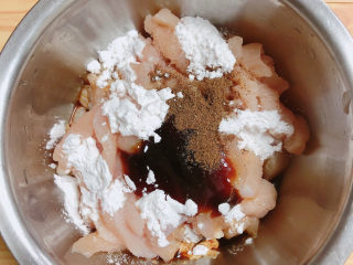 3、臊子面,放入盐、花椒粉、蚝油、生抽、淀粉。