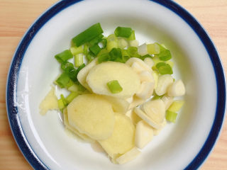 5、臊子面,葱姜蒜切好待用。