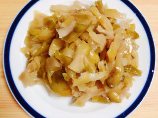 6、臊子面,榨菜丝准备好待用。