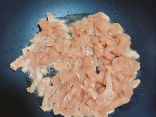 7、臊子面,锅中倒入油，加热至五成热，倒入鸡胸肉翻炒均匀。