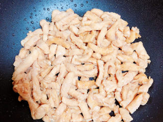 8、臊子面,鸡胸肉炒至五成熟。