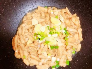 9、臊子面,放入葱姜蒜翻炒均匀。