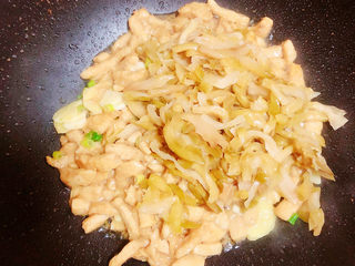 10、臊子面,再加入榨菜丝儿翻炒均匀。