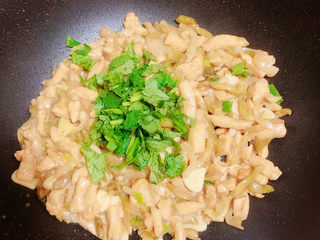 11、臊子面,可以少放一些水，出锅撒上香菜末入味。