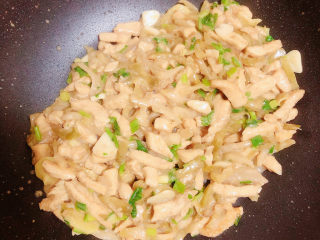 12、臊子面,榨菜肉丝臊子就做好了。