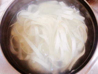 13、臊子面,锅中倒入水，烧开锅，下入面条。