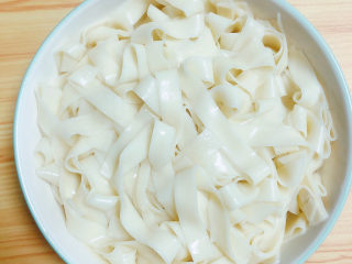 14、臊子面,面条煮好捞入碗中。