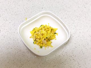 2、重庆红油抄手,鲜姜切成末，大葱切成末