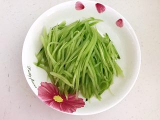 3、重庆红油抄手,黄瓜切成丝