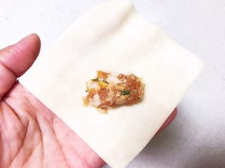 13、重庆红油抄手,取一个面皮皮，加入一小勺馅料