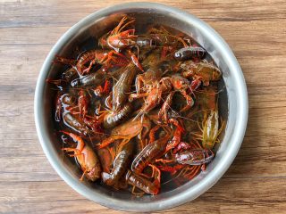 1、麻辣小龙虾,首先把小龙虾冲洗几次，放入盆里，加入适量水，再加入一大勺盐浸泡30分钟。