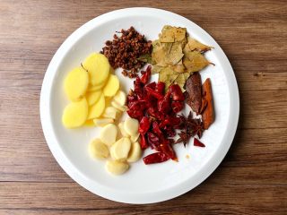 2、麻辣小龙虾,生姜去皮洗净切片，蒜头去皮洗净拍扁，干辣椒冲洗干净剪成段，花椒、桂皮、香叶、八角冲洗干净待用。