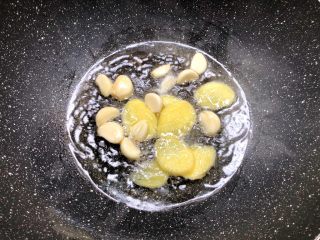 3、麻辣小龙虾,热锅放入适量油，放入姜片和蒜瓣炒出香味。